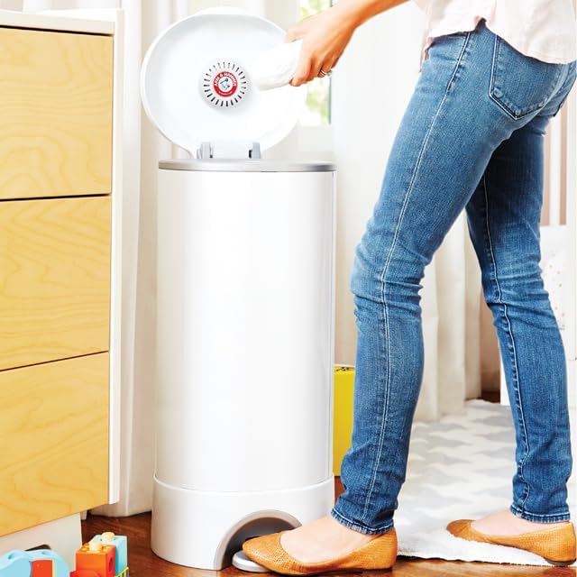 Munchkin® STEP™ Diaper Pail Powered by Arm & Hammer, #1 in Odor Control - Image 2